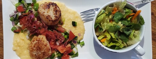 Scallops with Cheesy Cauliflower and Grits image